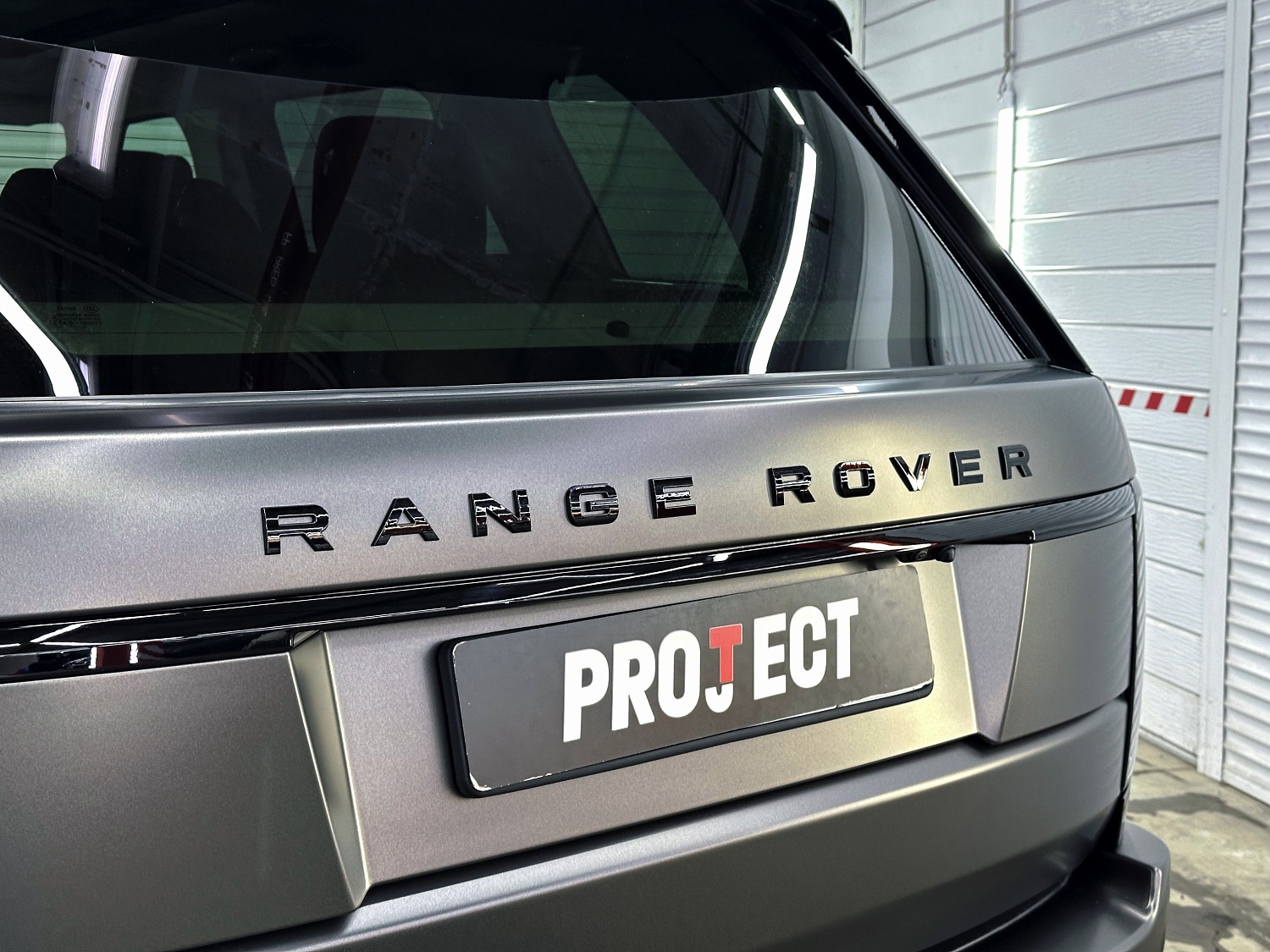 Range Rover: из голубого глянца в серый сатин