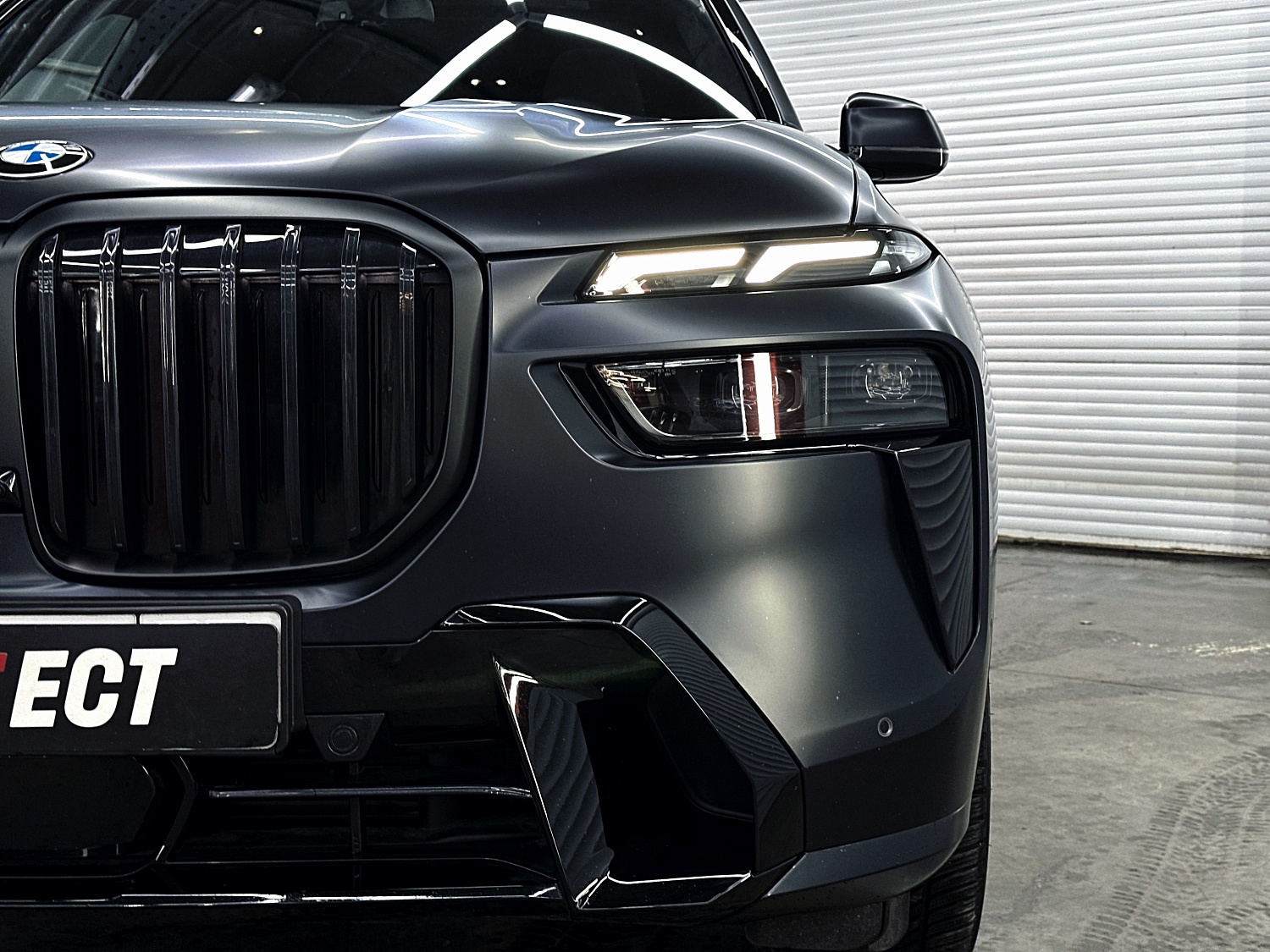 BMW X7 - полное покрытие кузова матовой пленкой