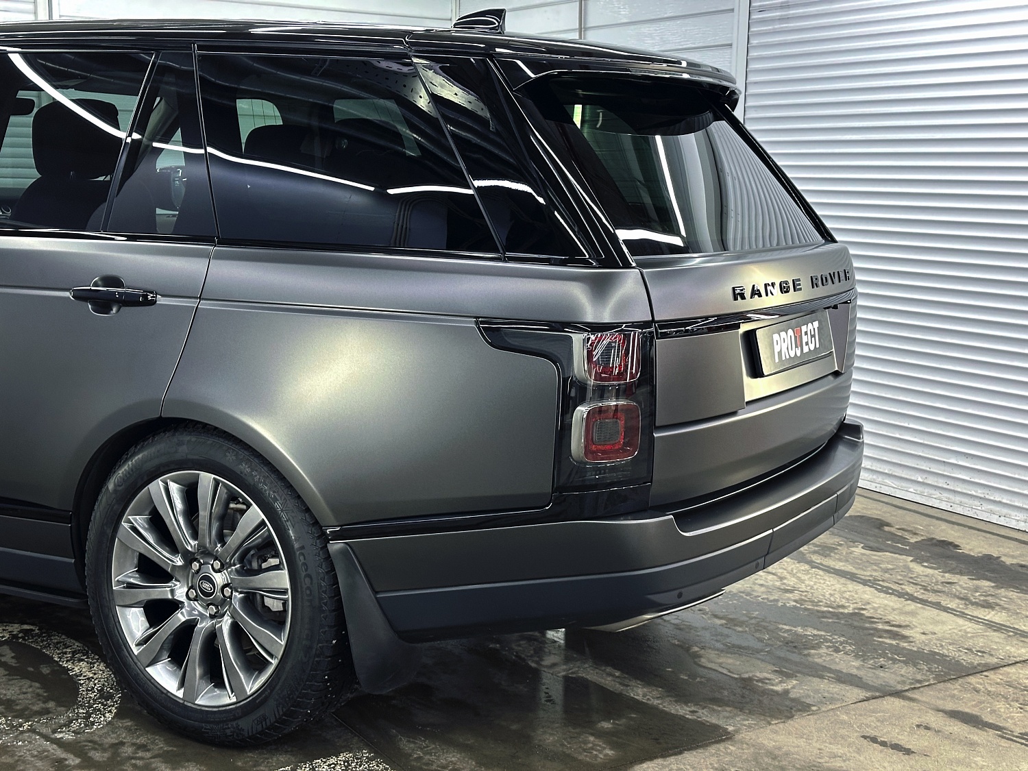 Range Rover: из голубого глянца в серый сатин