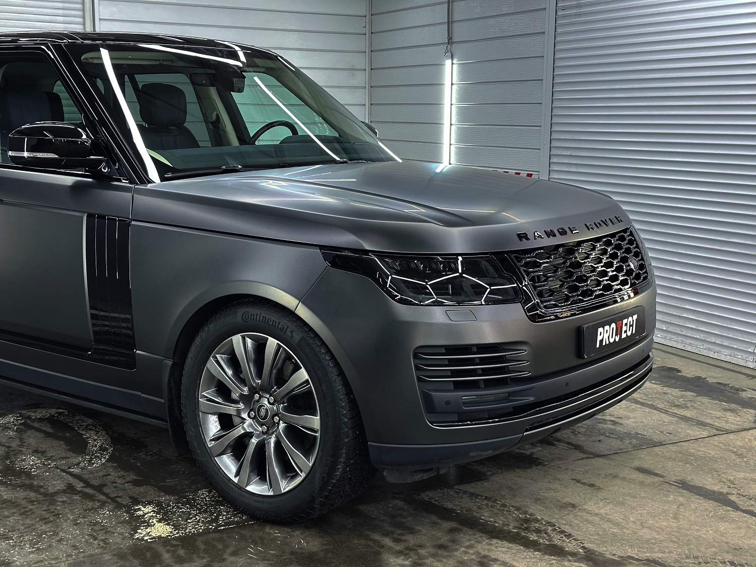 Range Rover: из голубого глянца в серый сатин