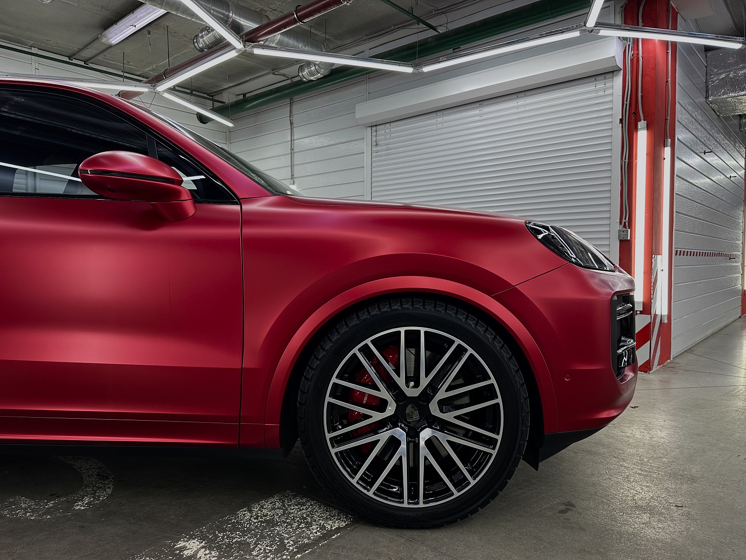 Porsche Cayenne - яркий сатиновый полиуретан