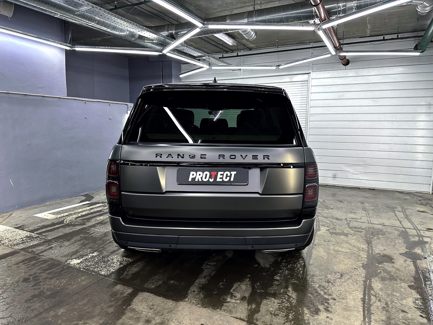 Range Rover: из голубого глянца в серый сатин