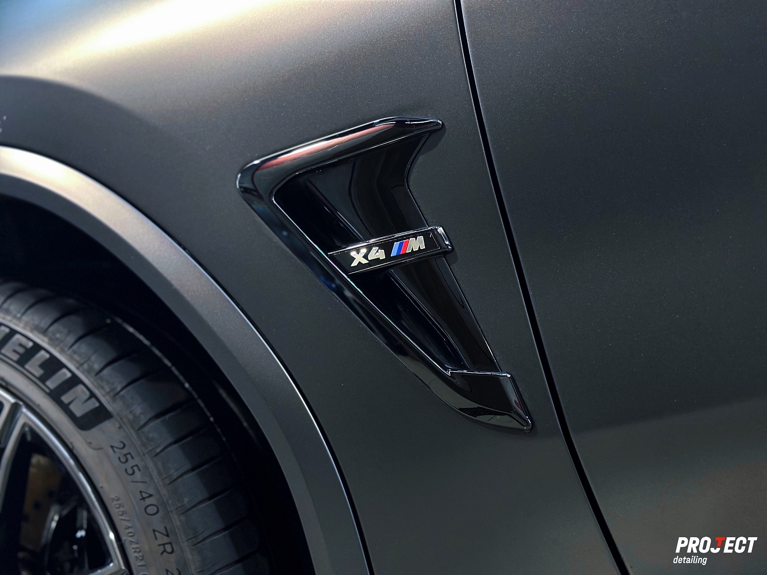 BMW X4M - оклейка сатиновым полиуретаном
