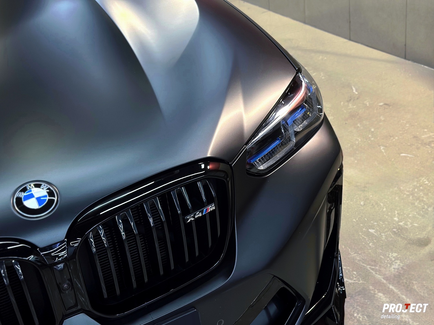 BMW X4M - оклейка сатиновым полиуретаном