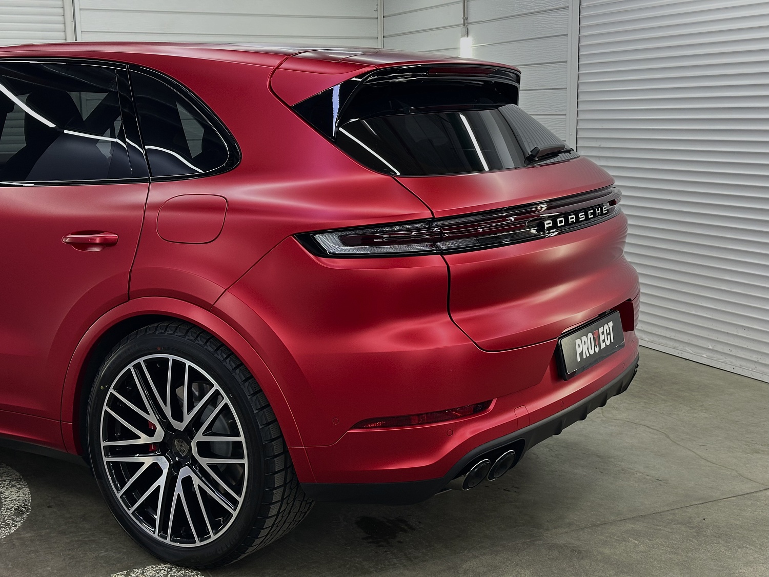 Porsche Cayenne - яркий сатиновый полиуретан