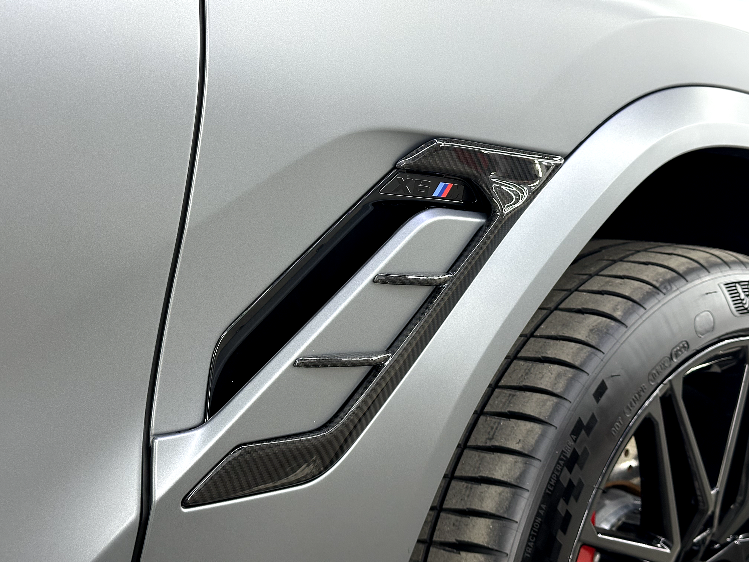 BMW X6M - оклейка сатиновым полиуретаном и установка карбонового обвеса