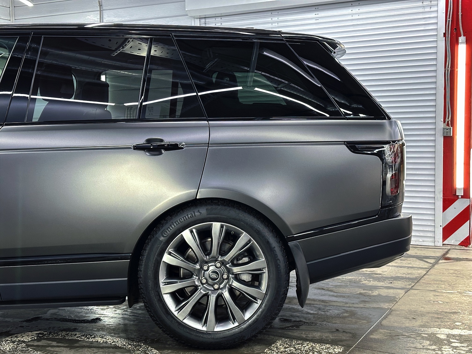 Range Rover: из голубого глянца в серый сатин