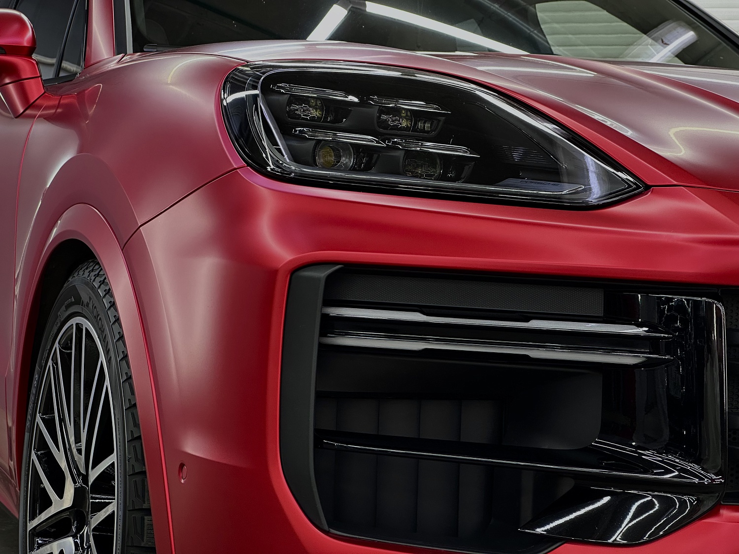Porsche Cayenne - яркий сатиновый полиуретан