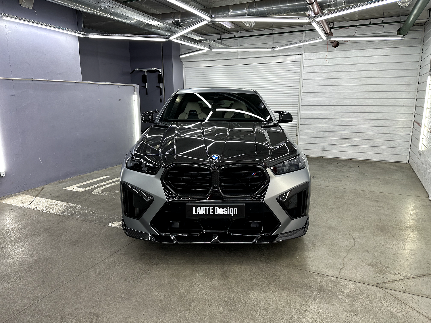 BMW X6M - оклейка сатиновым полиуретаном и установка карбонового обвеса