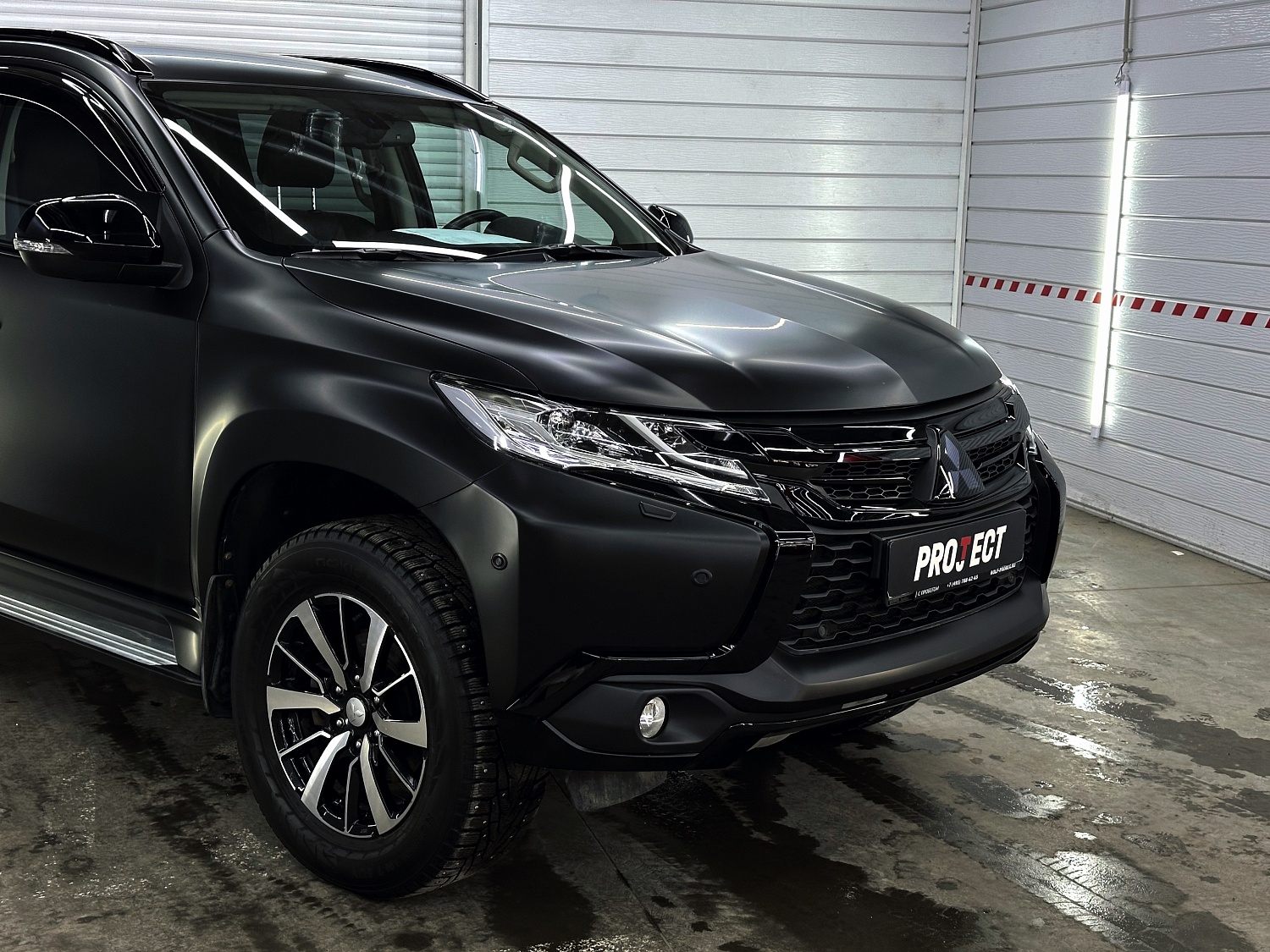 Mitsubishi Pajero - антихром и сатин с элементами глянца