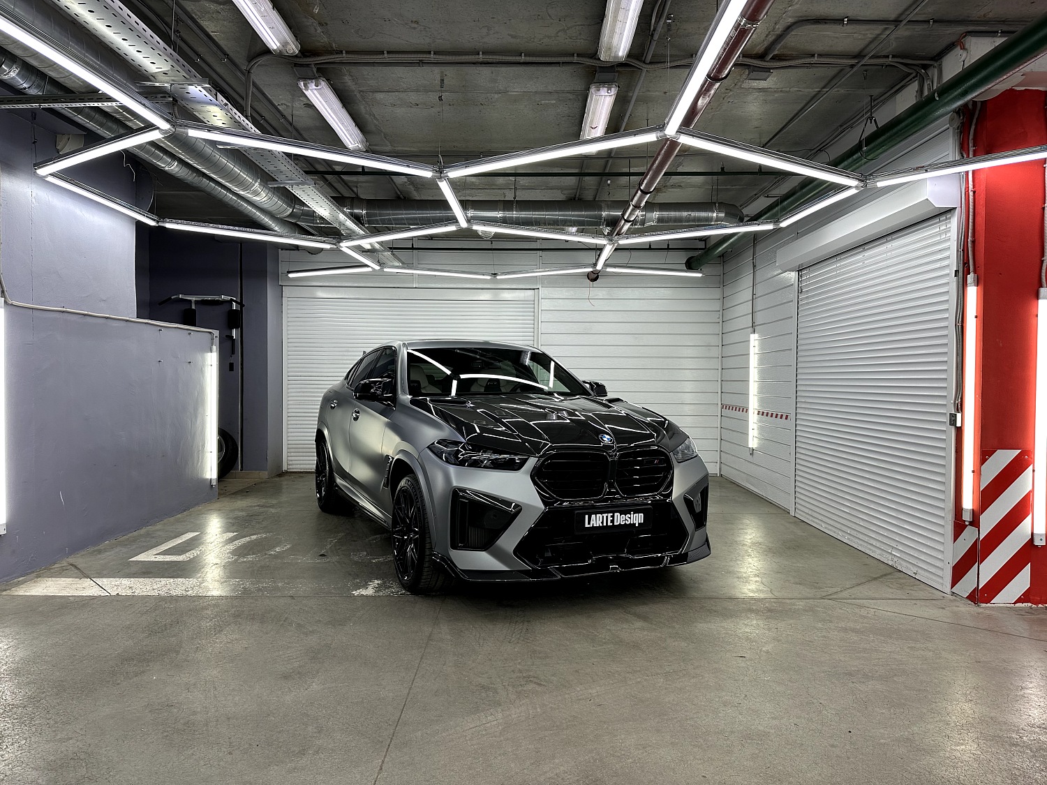 BMW X6M - оклейка сатиновым полиуретаном и установка карбонового обвеса