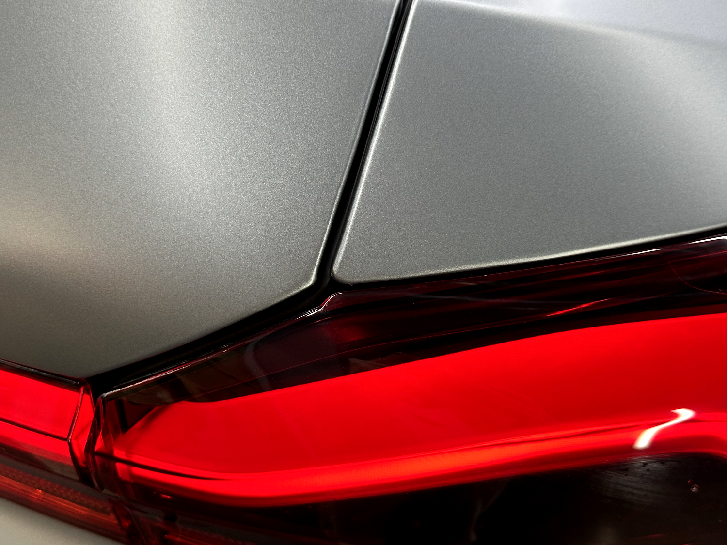 BMW X6M - оклейка сатиновым полиуретаном и установка карбонового обвеса