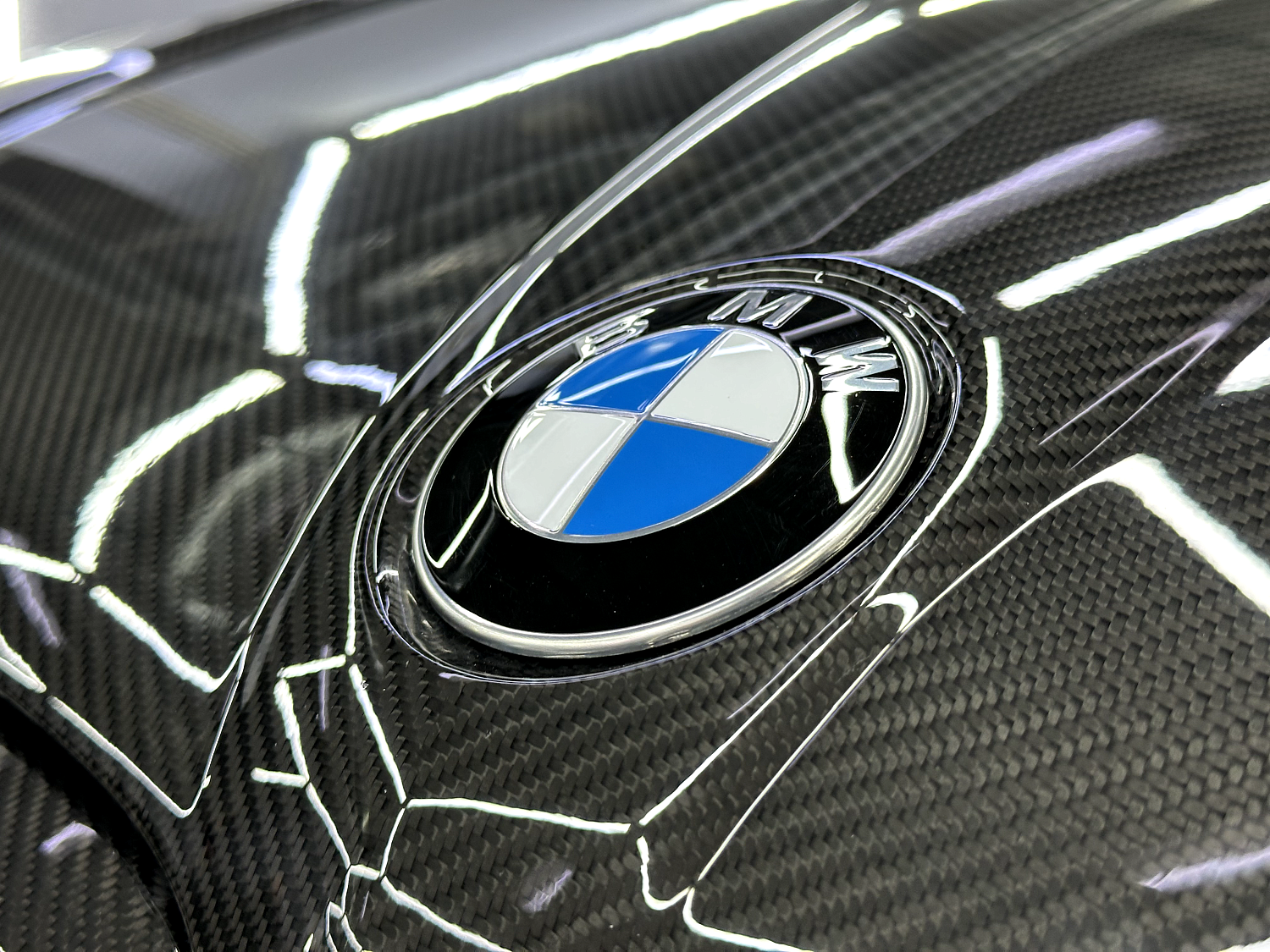 BMW X6M - оклейка сатиновым полиуретаном и установка карбонового обвеса