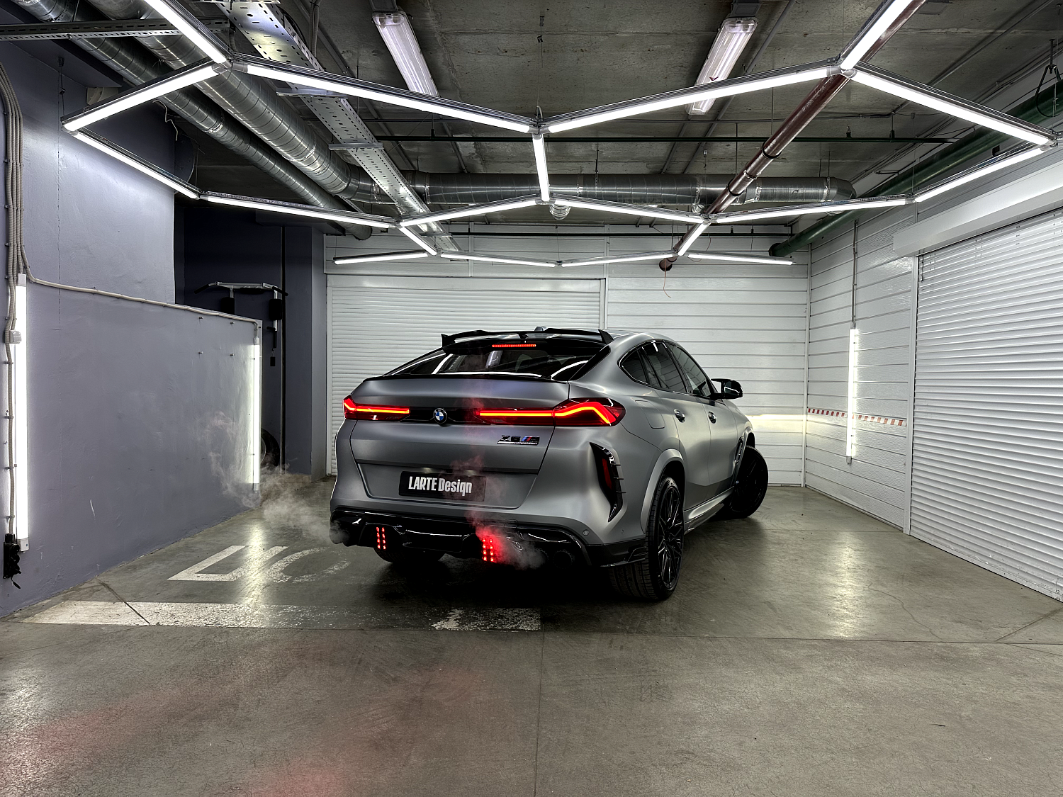 BMW X6M - оклейка сатиновым полиуретаном и установка карбонового обвеса