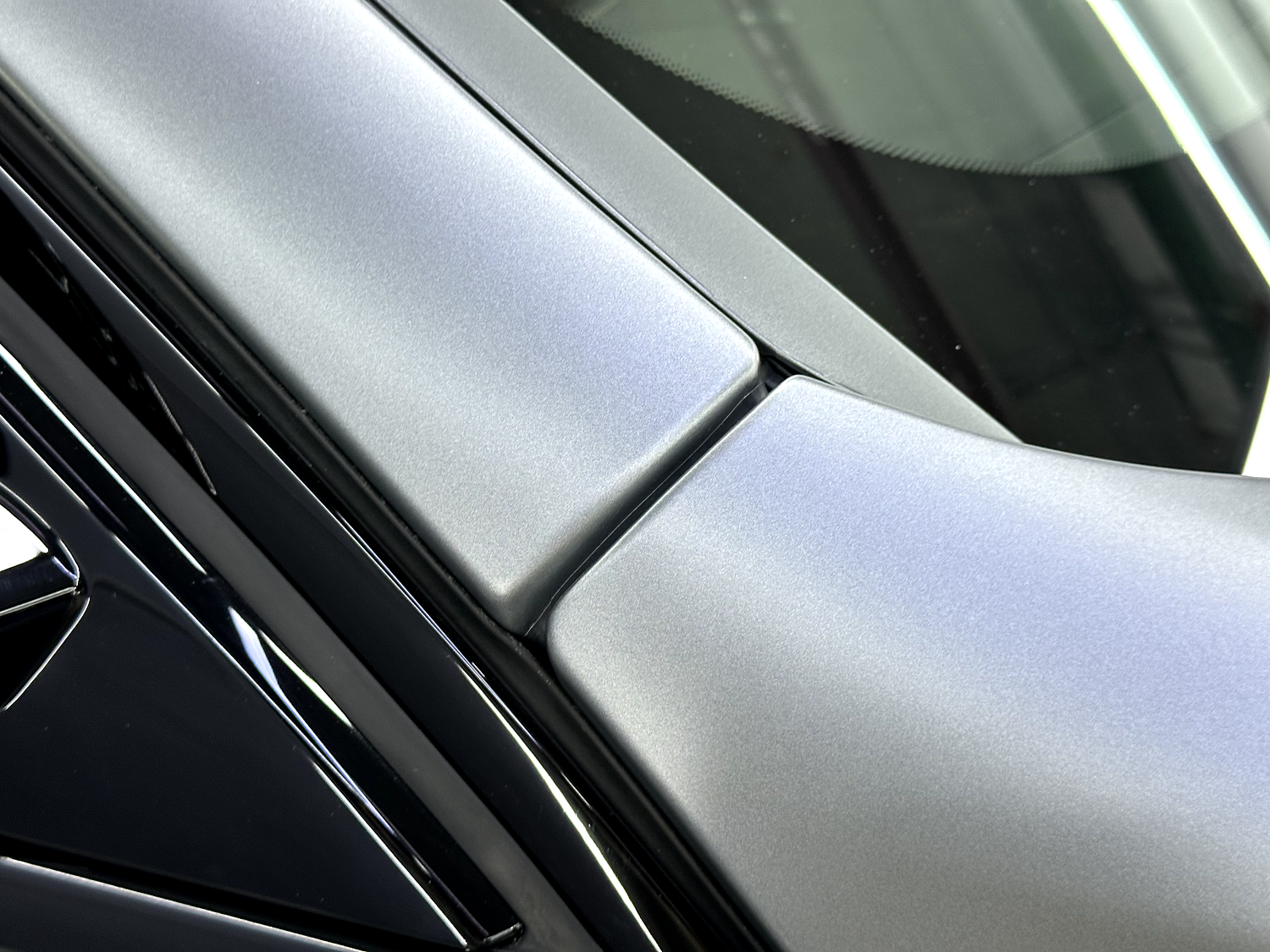 BMW X6M - оклейка сатиновым полиуретаном и установка карбонового обвеса