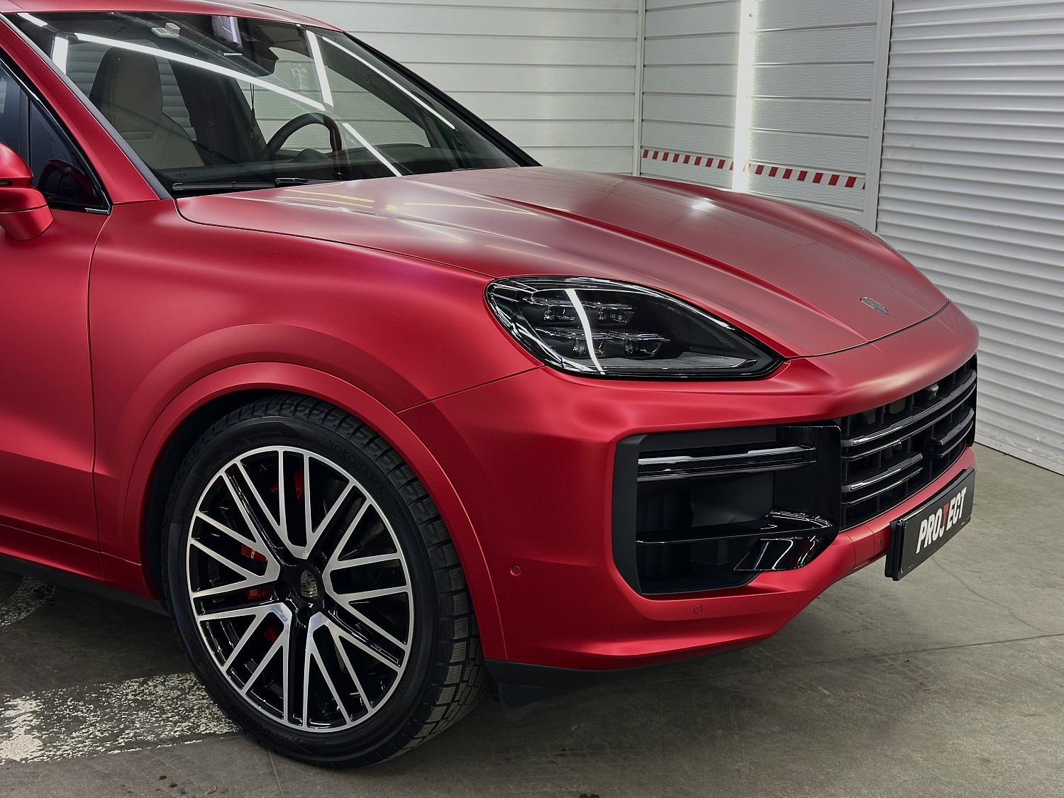 Porsche Cayenne - яркий сатиновый полиуретан