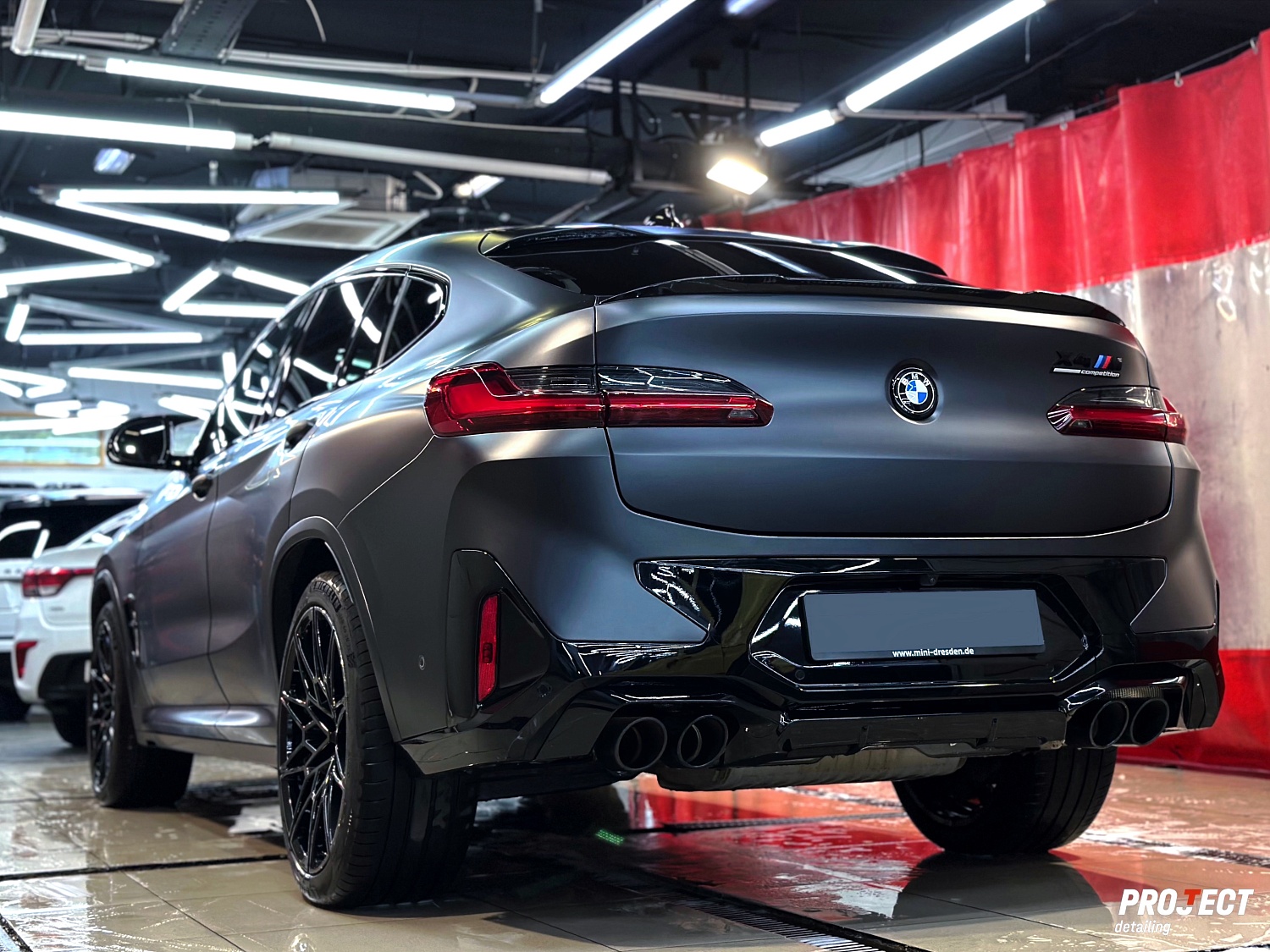 BMW X4M - оклейка сатиновым полиуретаном