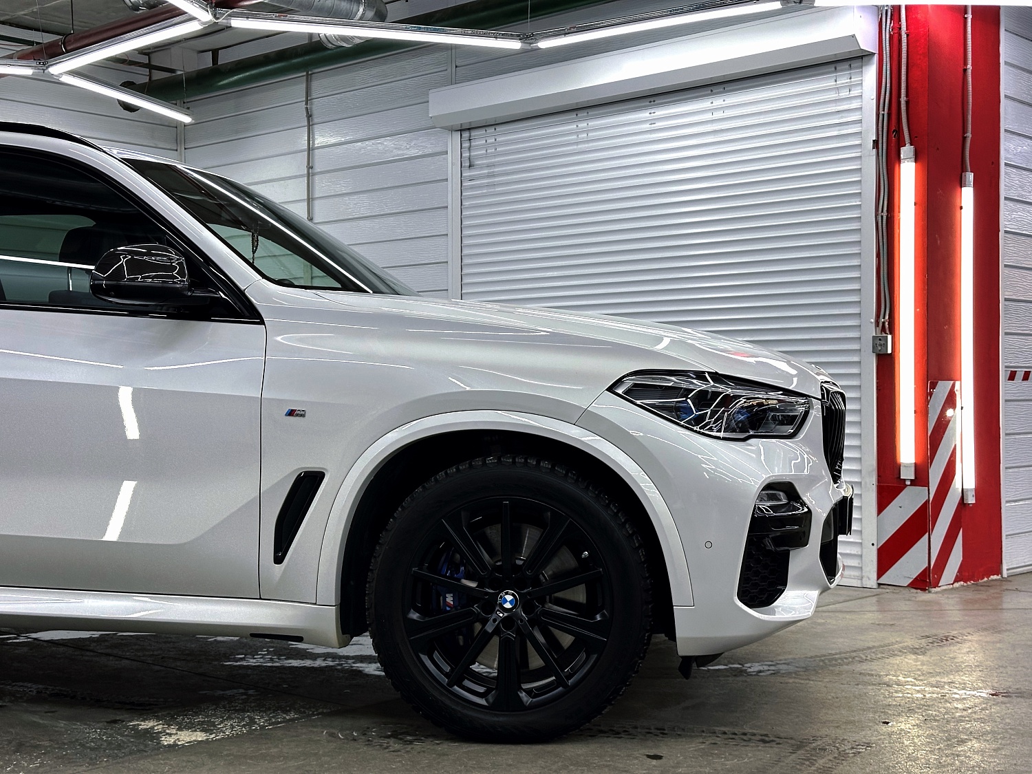 Оклейка зон риска и химчистка салона на BMW X5