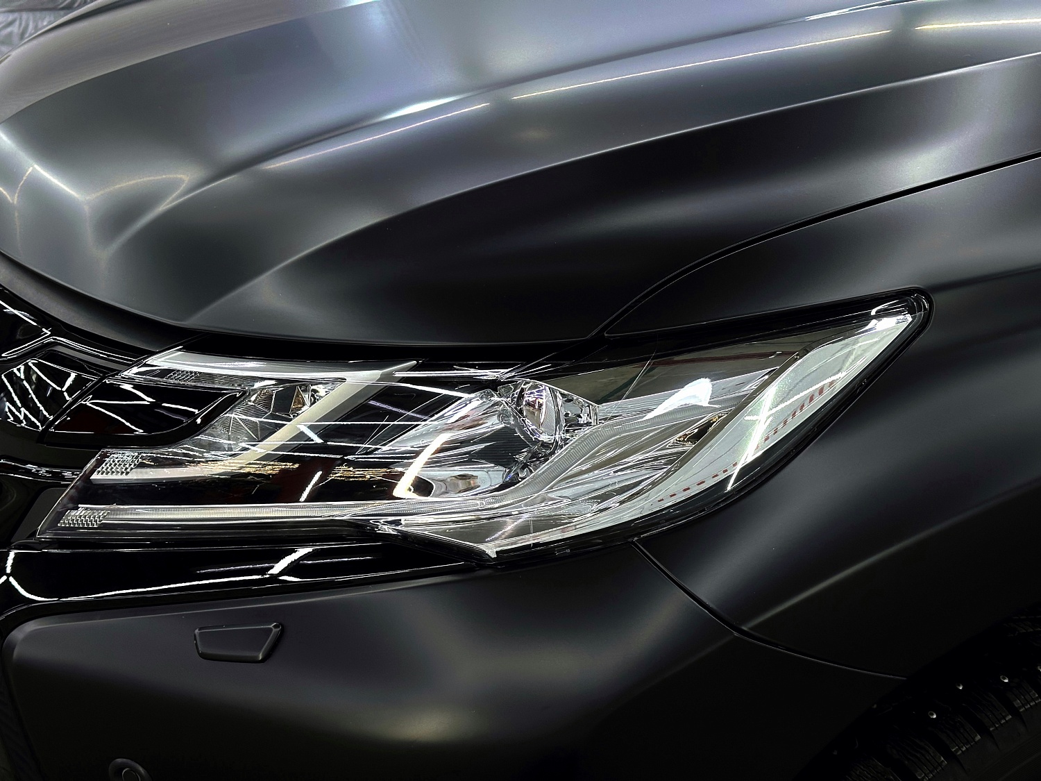 Mitsubishi Pajero - антихром и сатин с элементами глянца