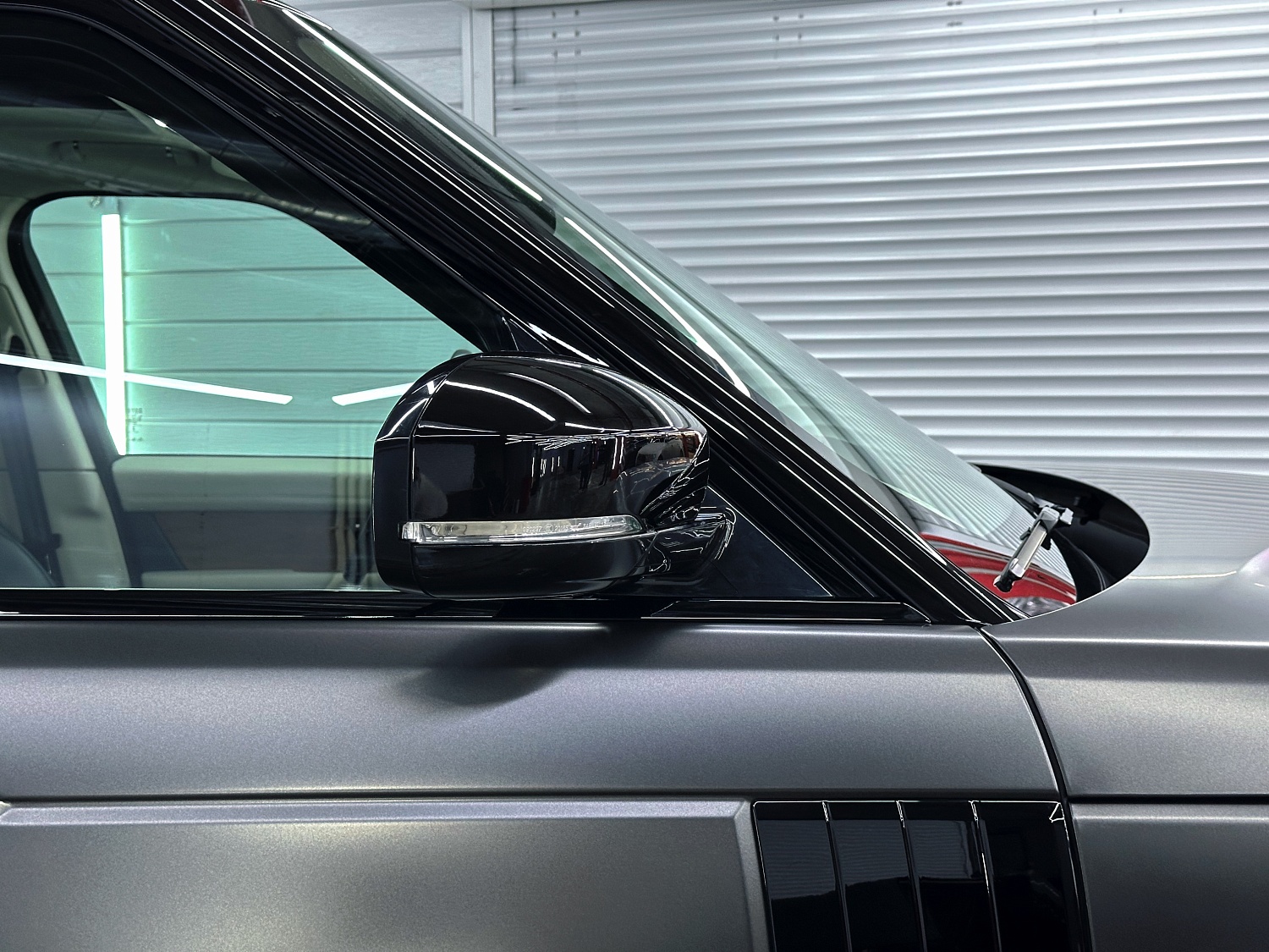 Range Rover: из голубого глянца в серый сатин