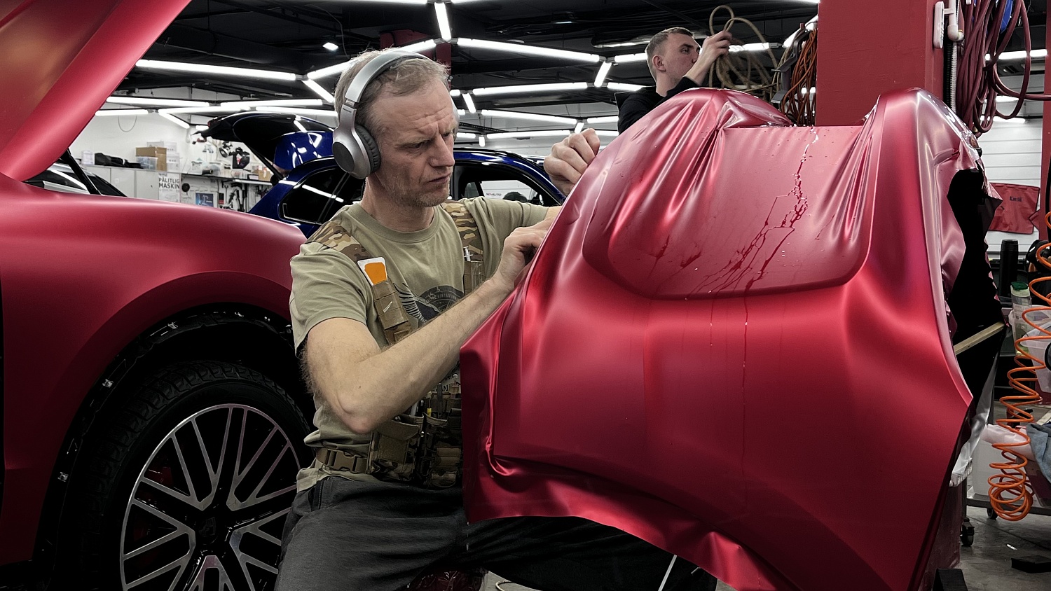 Porsche Cayenne - яркий сатиновый полиуретан