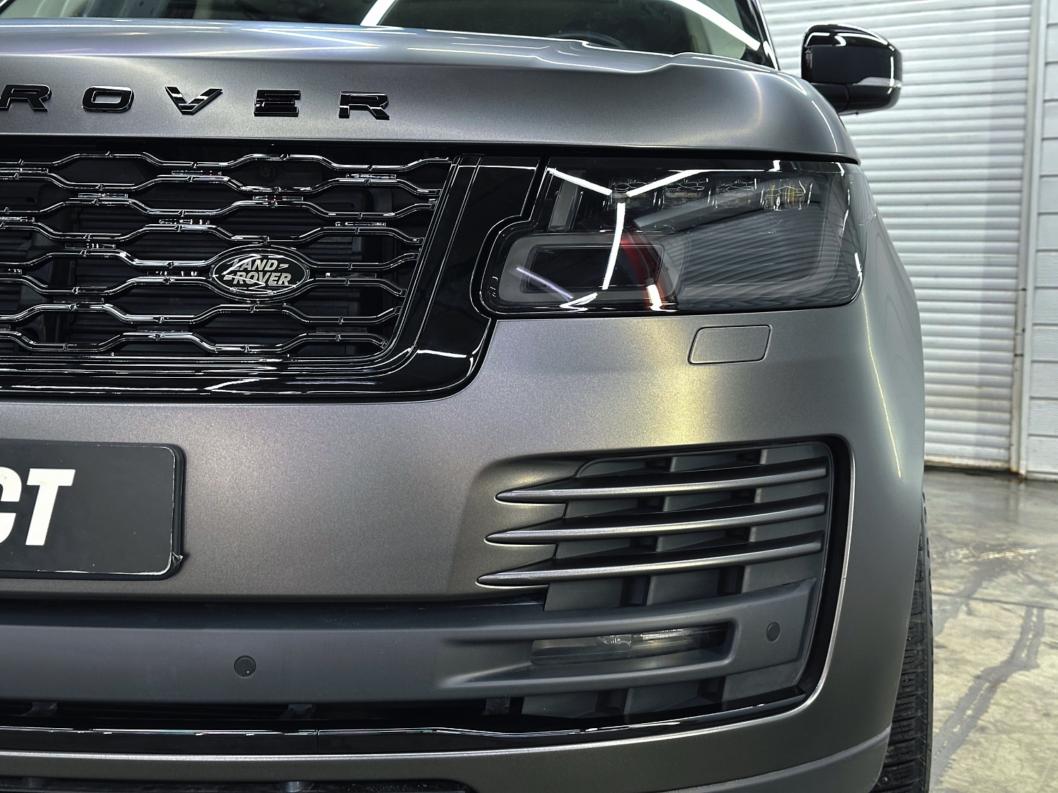 Range Rover: из голубого глянца в серый сатин