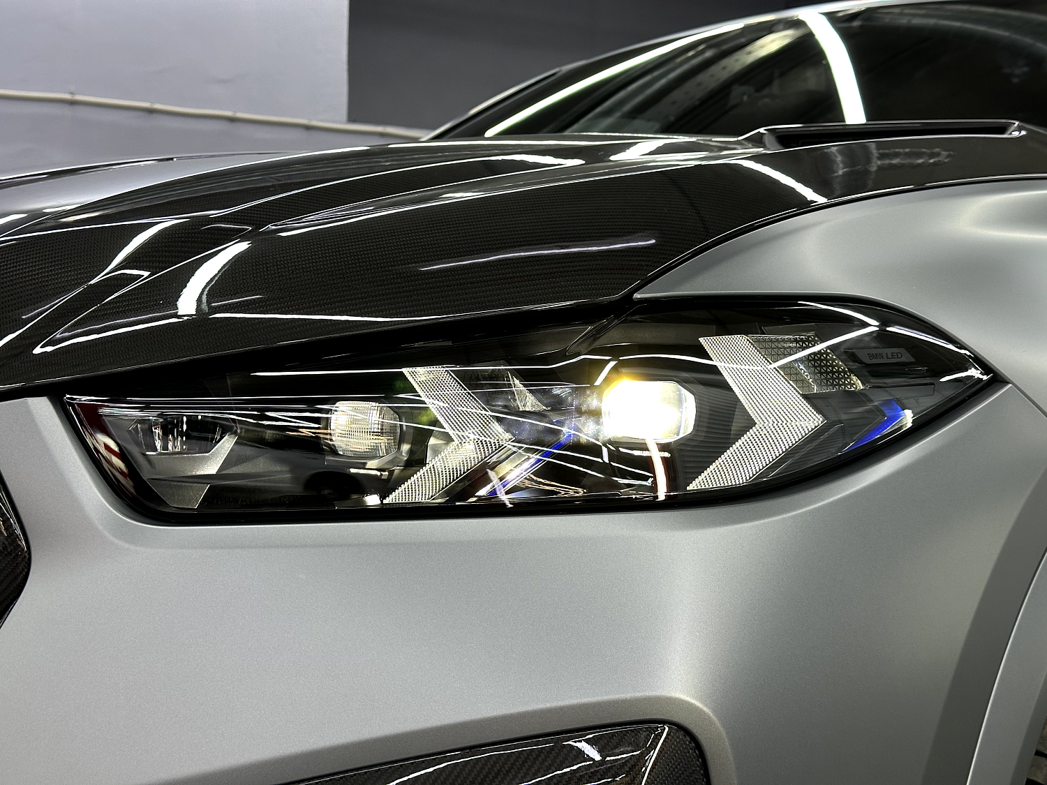 BMW X6M - оклейка сатиновым полиуретаном и установка карбонового обвеса